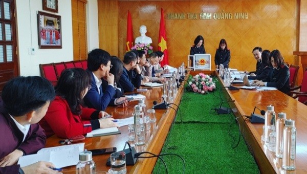 Đại diện Phòng Thanh tra, phòng chống tham nhũng thực hiện bốc thăm.