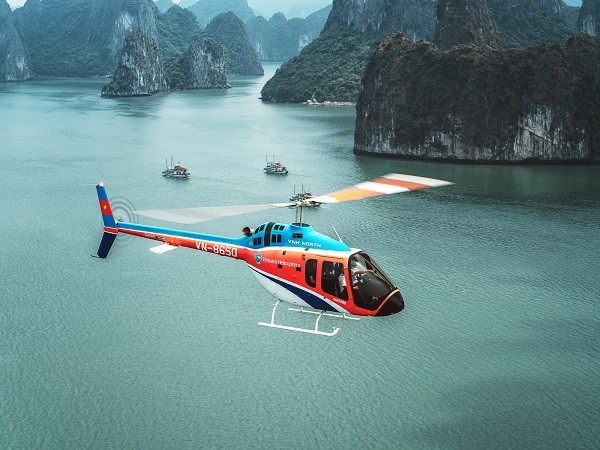 Trực thăng Bell 505 bay trên Vịnh Hạ Long.