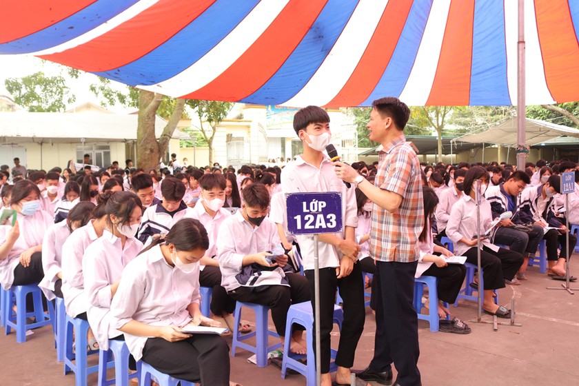 Cán bộ Trung tâm TGPL nhà nước tỉnh Hưng Yên tuyên truyền pháp luật tại Trung tâm GDNN-GDTX thị xã Mỹ Hào (Cơ sở 2).