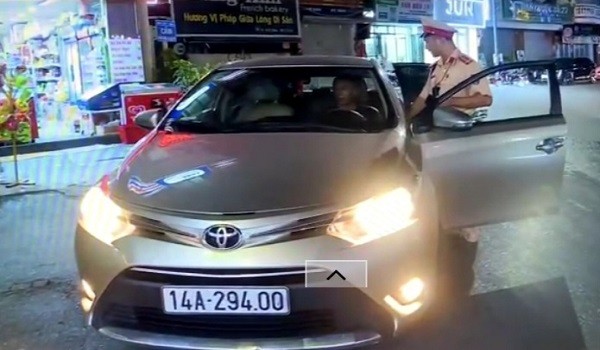 Chiếc taxi dù bất ngờ tăng ga bỏ chạy khi CSGT đang kiểm tra.