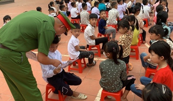 Công an xã Lương Mông (huyện Ba Chẽ) phát tờ rơi tuyên truyền phòng, chống ma túy cho học sinh.