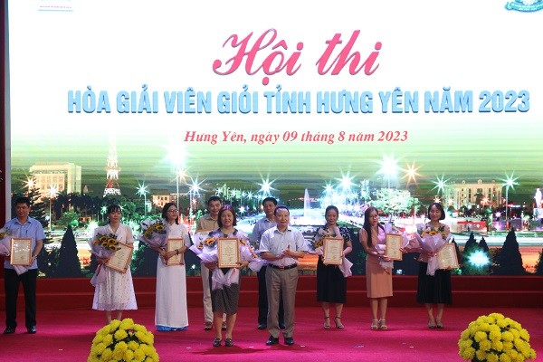 Ban tổ chức hội thi trao thưởng cho các đội thi đoạt giải.