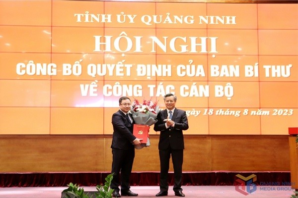 Ủy viên Trung ương Đảng, Phó Trưởng Ban Tổ chức Trung ương Nguyễn Quang Dương trao Quyết định của Ban Bí thư cho tân Phó Bí thư Tỉnh ủy Quảng Ninh Đặng Xuân Phương.