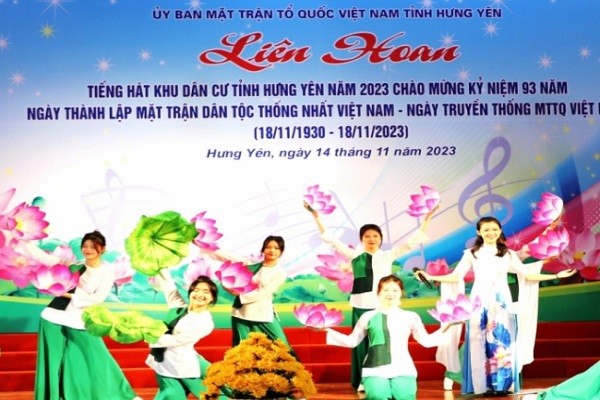 Một tiết mục múa hát tham gia liên hoan.