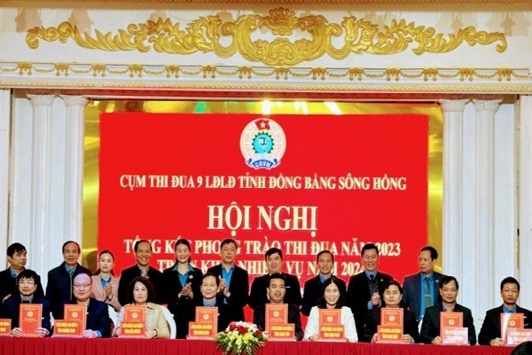 Cụm thi đua 9 LĐLĐ tỉnh khu vực đồng bằng sông Hồng ký giao ước thi đua năm 2024.