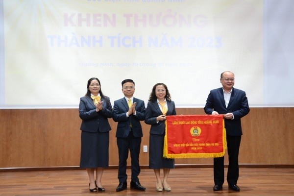 Công đoàn Bưu điện tỉnh Quảng Ninh được nhận cờ thi đua xuất sắc năm 2023.