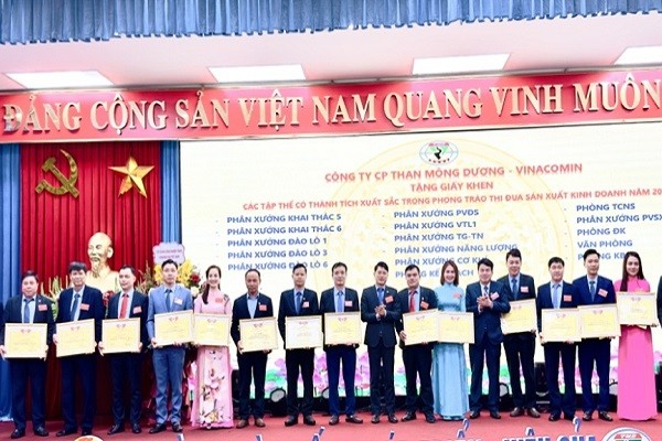 Các tập thể, cá nhân, có thành tích xuất sắc trong năm 2023 được tặng Bằng Khen.