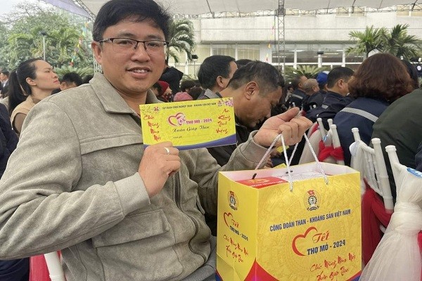 Thợ mỏ vui mừng phấn khởi khi được nhận quà tết tại chương trình.