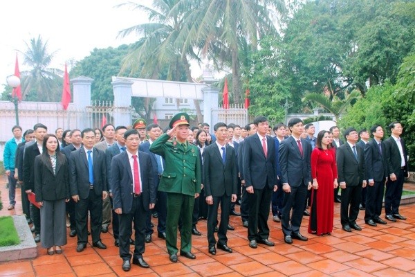 Cán bộ, đảng viên, nhân dân TX Đông Triều dâng hương tại Nơi thành lập Chi bộ Đảng đầu tiên ở Khu mỏ Quảng Ninh.