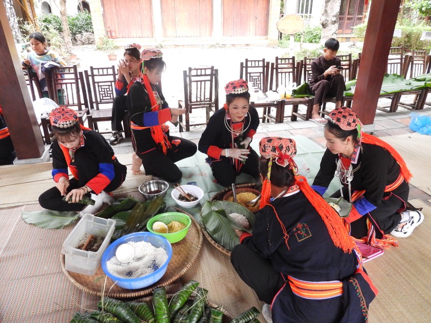 Người dân làm bánh thể hiện tinh thần tập thể và đoàn viên ngày Tết. 