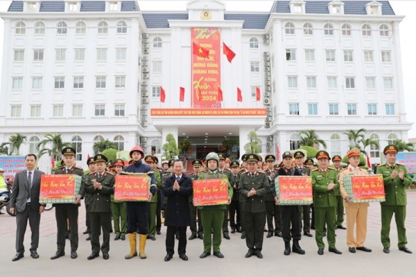 Chủ tịch UBND tỉnh Quảng Ninh Cao Tường Huy tặng quà động viên cán bộ, chiến sĩ Công an tỉnh.