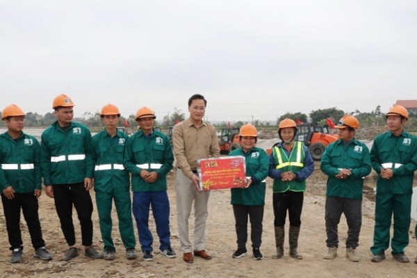 Bí thư tỉnh Hưng Yên Nguyễn Hữu Nghĩa tặng quà, động viên công nhân tại công trường xây dựng.