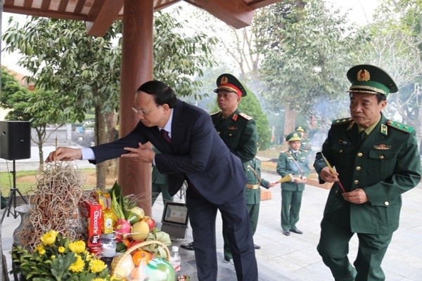Lãnh đạo tỉnh Quảng Ninh, Bộ Tư lệnh Bộ đội Biên phòng; Bộ Tư lệnh Quân khu 3, thắp hương tưởng niệm các anh hùng liệt sĩ.