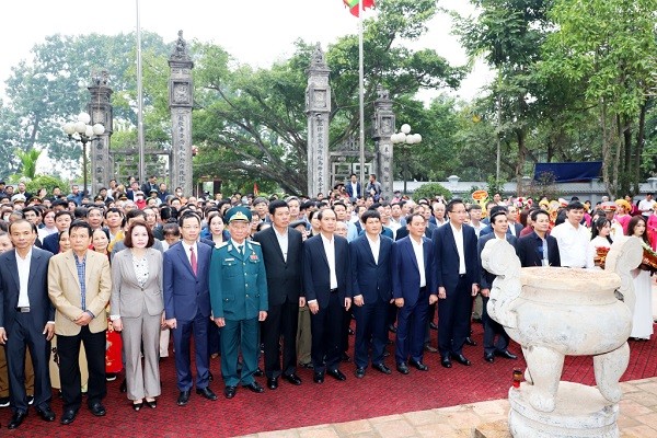 Các đại biểu dự lễ dâng hương Tướng quân Phạm Ngũ Lão (ảnh Đào Doan).