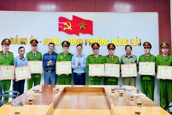 Các cá nhân được khen thưởng.