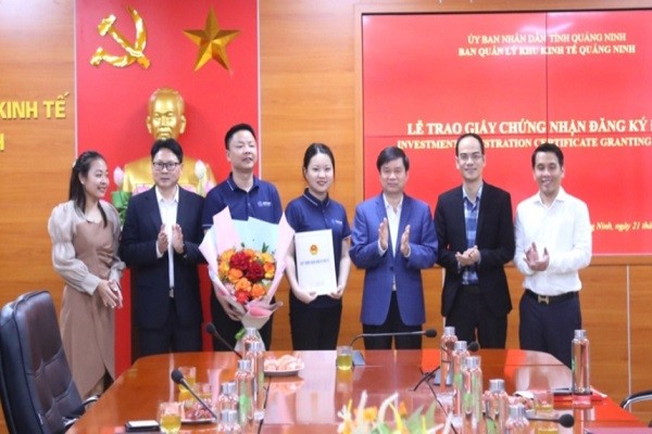 Lãnh đạo Ban Quản lý Khu kinh tế trao giấy chứng nhận đầu tư cho 2 dự án đầu tư trực tiếp nước ngoài (FDI).