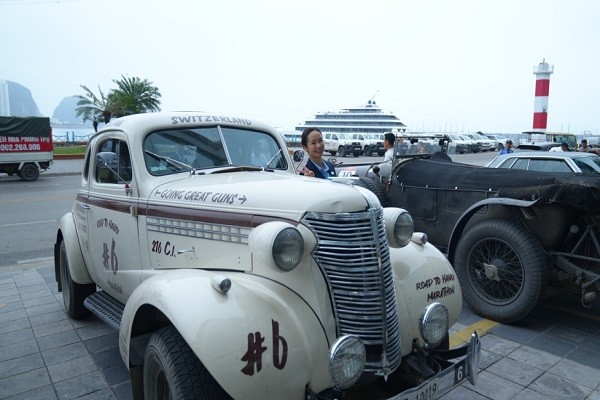 Sự có mặt của đoàn xe cổ của câu lạc bộ Rally The Globe (Vương quốc Anh) thu hút nhiều người dân hiếu kỳ tới chụp ảnh, ngắm xe. (Ảnh: Minh Đức)