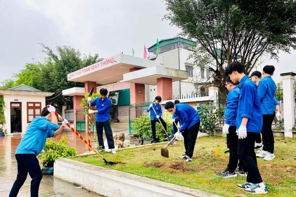 Đoàn viên, thanh niên TP Uông Bí tham gia trồng cây làm đẹp cảnh quan tại Trường Tiểu học Phương Nam C.