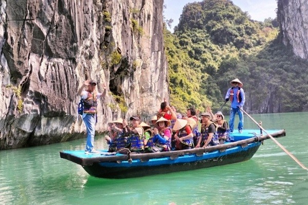 Du khách Hàn Quốc tham quan Vịnh Hạ Long.