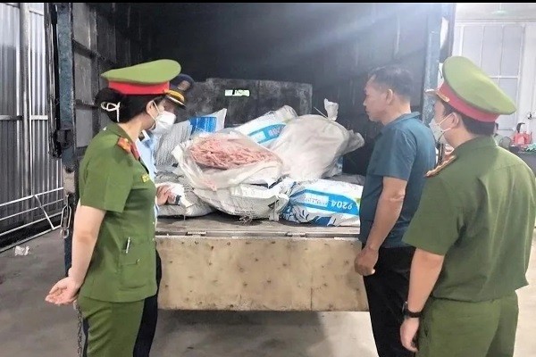 Lực lượng chức năng đưa số chân vịt không rõ nguồn gốc đi tiêu hủy.