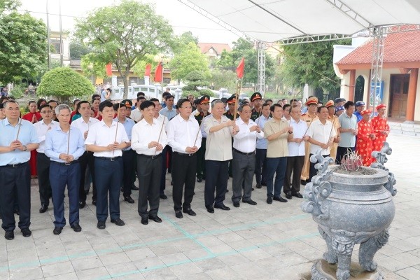 Chủ tịch nước Tô Lâm và các đại biểu dâng hương tại Khu lưu niệm Tổng Bí thư Nguyễn Văn Linh, xã Giai Phạm, huyện Yên Mỹ, Hưng Yên (ảnh: Phương Minh – Lê Hiếu).