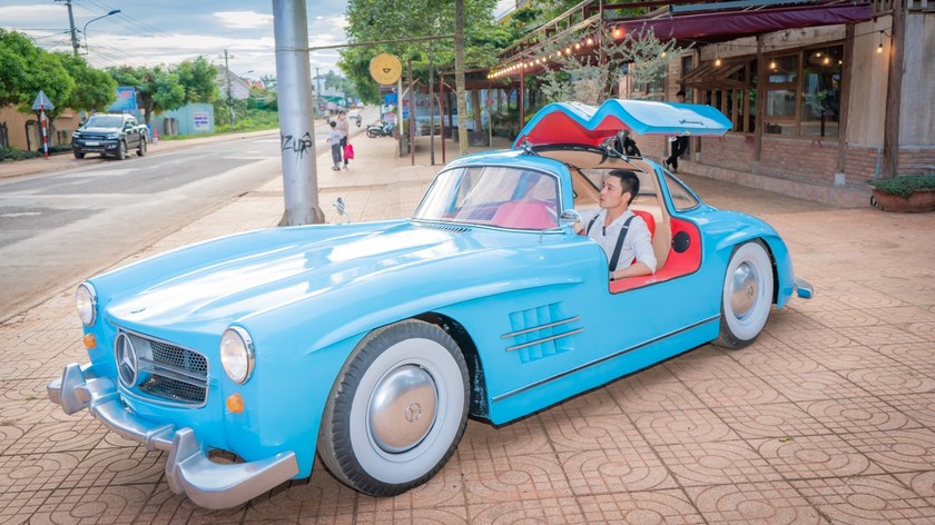 Chiếc xe cổ Mercedes-Benz 300 SL tự chế. (Ảnh: Bazan TV)