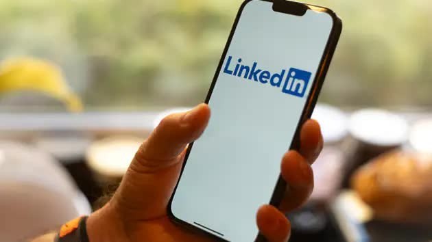 Chatbot AI hỗ trợ tìm việc làm trên LinkedIn. Ảnh minh họa