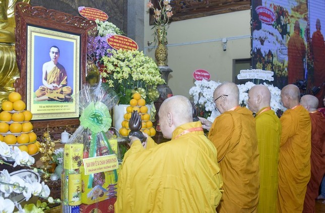 Chư tôn đức Hội đồng Chứng minh, Hội đồng Trị sự Trung ương GHPGVN dâng trầm cúng dường Tổ sư Minh Đăng Quang nhân kỷ niệm 100 năm ngày sinh của ngài. (Ảnh: Báo Giác Ngộ). 