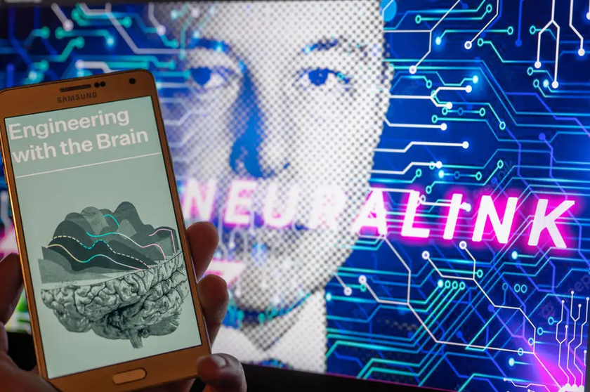 Ông Elon Musk và logo Neuralink (Ảnh: Insider)