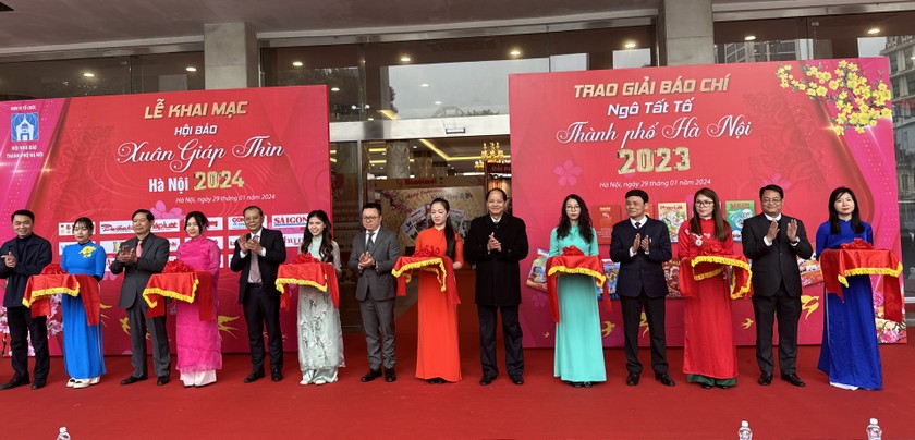 Các đại biểu cắt băng khai mạc Hội Báo Xuân Giáp Thìn - Hà Nội 2024