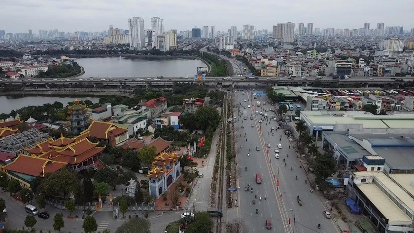 Khác với mọi năm, năm nay các con đường cửa ngõ Thủ đô cũng vô cùng thoáng đoãng, xe cộ di chuyển rất thuận lợi (Ảnh: Quang Dương - Dân trí).