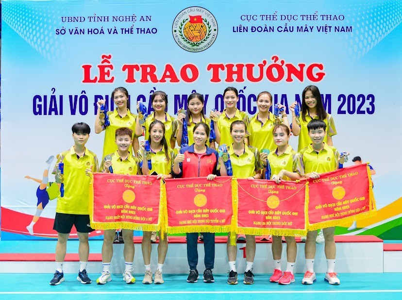 VĐV giành thành tích được nhận cờ lưu niệm tại giải vô địch quốc gia 2023. Ảnh: VSTAF 