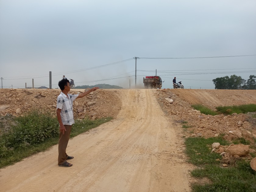 Đường giao thông nông thôn phục vụ đi lại và sản xuất của hơn 50 hộ dân bị đường dẫn cao tốc cắt ngang. (Ảnh: Hữu Anh) 
