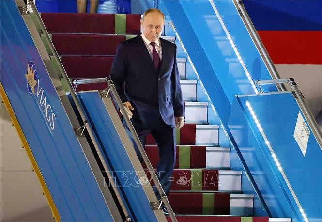 Tổng thống LB Nga Vladimir Putin đến Sân bay quốc tế Nội Bài (Hà Nội). Ảnh: Phạm Kiên/TTXVN