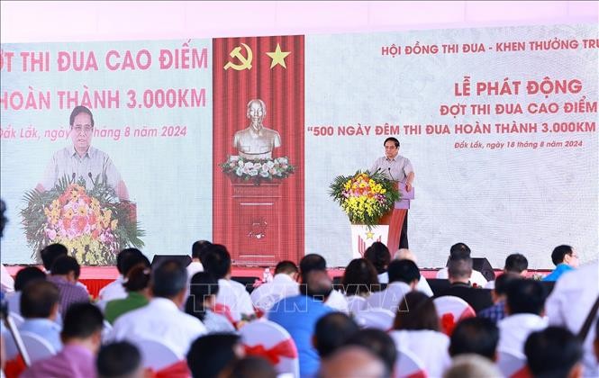 Thủ tướng Phạm Minh Chính phát động đợt thi đua cao điểm “500 ngày đêm thi đua hoàn thành 3.000 km đường bộ cao tốc”. Ảnh: Dương Giang/TTXVN