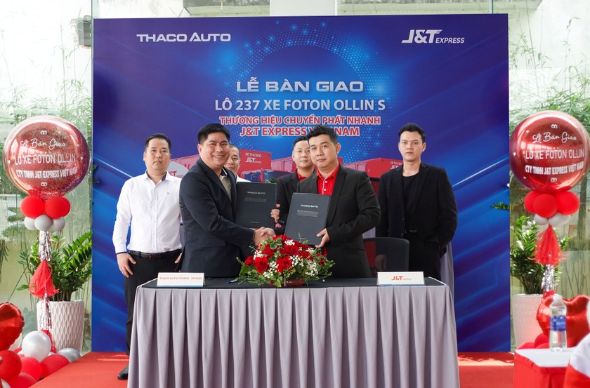 Đại diện THACO AUTO (bên trái) và đại diện J&T Express tại lễ bàn giao 