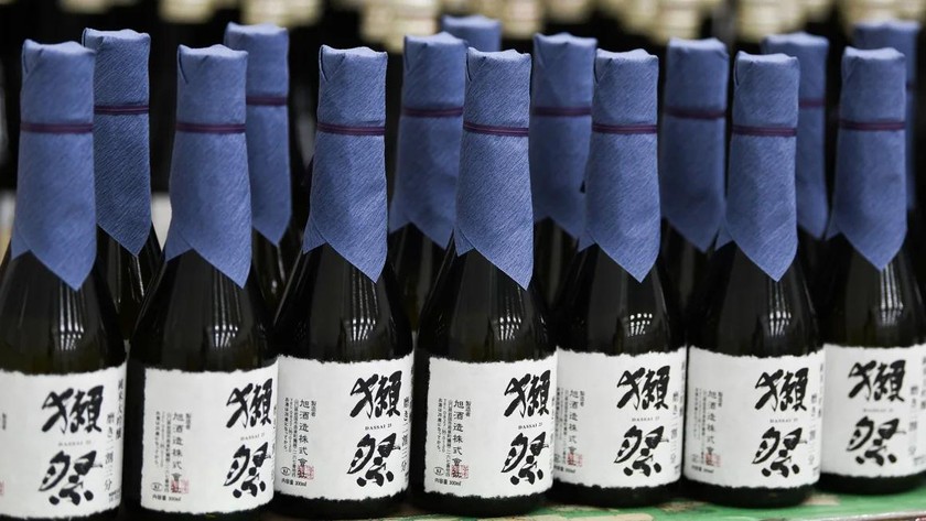 Những chai rượu sake Dassai 23 được trưng bày tại cơ sở của Asahi Shuzo (Ảnh: Getty)