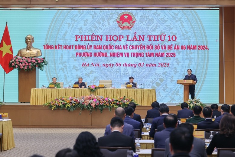 Thủ tướng nhấn mạnh tinh thần 5 &quot;tăng tốc, bứt phá&quot;: Tăng tốc, bứt phá trong chuyển đổi số toàn diện, đưa công nghệ số lan tỏa đến mọi lĩnh vực của nền kinh tế, góp phần thúc đẩy tăng trưởng kinh tế 2 con số trong giai đoạn tới; tăng tốc, bứt phá trong số hóa các ngành kinh tế - Ảnh: VGP/Nhật Bắc