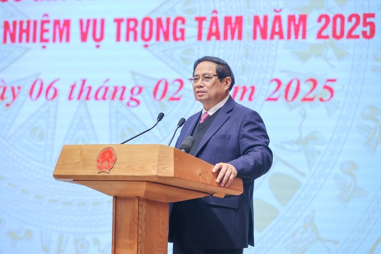 Thủ tướng yêu cầu chuyển trạng thái từ &quot;xin - cho&quot; cung cấp dịch vụ công sang trạng thái &quot;chủ động&quot; phục vụ, cung cấp dịch vụ công cho người dân, doanh nghiệp và áp dụng chính sách thu phí 0 đồng với dịch vụ công trực tuyến - Ảnh: VGP/Nhật Bắc