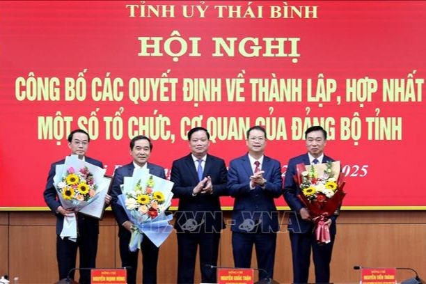 Trao Quyết định thành lập, chỉ định Ban Thường vụ, Bí thư, Phó Bí thư Đảng ủy các cơ quan Đảng tỉnh Thái Bình nhiệm kỳ 2020 - 2025. Ảnh: Thế Duyệt/TTXVN