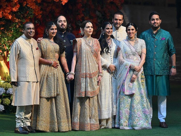 Tỷ phú giàu nhất Ấn Độ - Mukesh Ambani (ngoài cùng bên trái) và gia đình (Ảnh: Gulf News)