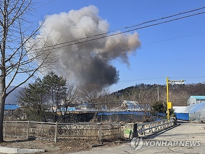 Khói bốc lên tại khu dân cư trúng bom ở Pocheon, Hàn Quốc, ngày 6-3. Ảnh: Yonhap