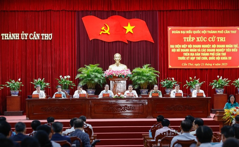 Thủ tướng Phạm Minh Chính và Đoàn đại biểu Quốc hội TP. Cần Thơ tiếp xúc cử tri là đại diện doanh nghiệp trên địa bàn trước kỳ họp thứ 9, Quốc hội khóa XV - Ảnh: VGP/Nhật Bắc