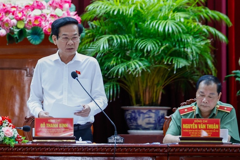 Thủ tướng biểu dương nỗ lực và kết quả đạt được của Đảng bộ, chính quyền, quân và dân TP. Cần Thơ đã đóng góp tích cực, hiệu quả vào thành tựu chung của cả nước - Ảnh: VGP/Nhật Bắc