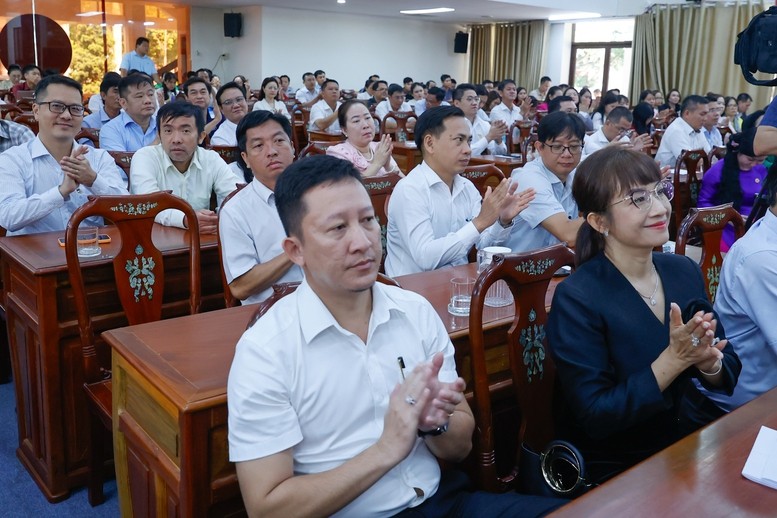 Các cử tri bày tỏ vui mừng, phấn khởi trước những thành tựu phát triển quan trọng, nổi bật thời gian qua và vị thế, vai trò quốc tế ngày càng cao của đất nước - Ảnh: VGP/Nhật Bắc