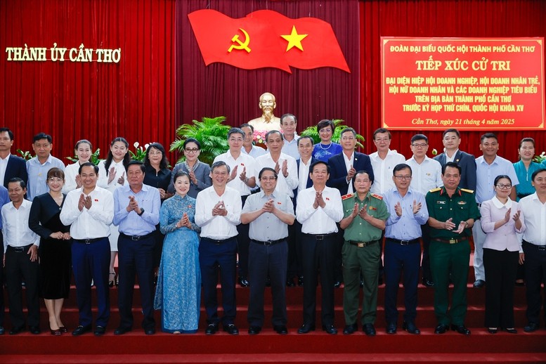 Thủ tướng Phạm Minh Chính và Đoàn đại biểu Quốc hội TP. Cần Thơ cùng các đại biểu dự Hội nghị - Ảnh: VGP/Nhật Bắc