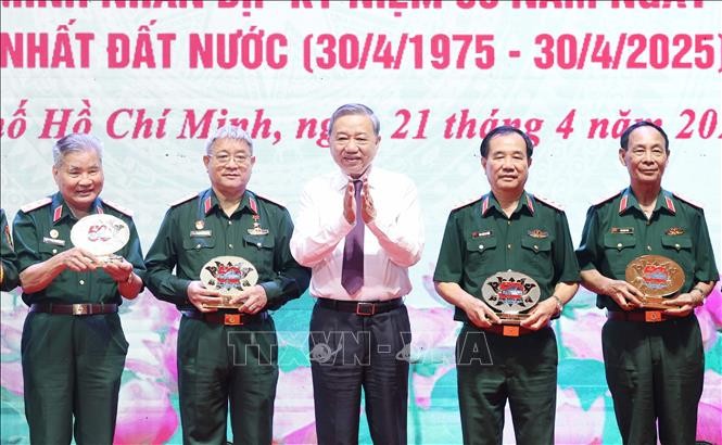 Tổng Bí thư Tô Lâm tặng quà cho các đại biểu. Ảnh: Thống Nhất/TTXVN