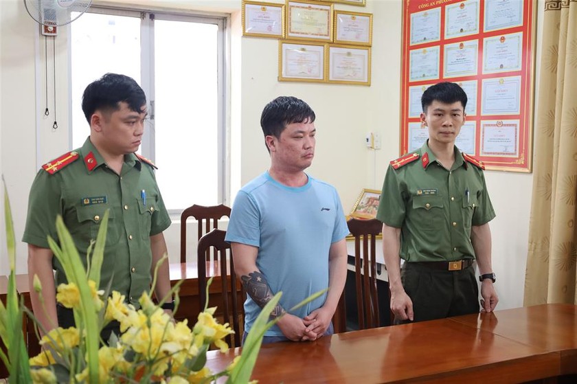 Đối tượng Lê Việt Hùng (ở giữa) (Ảnh: Bộ Công an) 