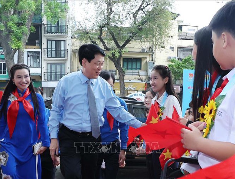 Chủ tịch nước Lương Cường và các đội viên, thiếu niên, nhi đồng dự Đại hội Cháu ngoan Bác Hồ toàn quốc lần thứ X-năm 2025 - Ảnh: TTXVN
