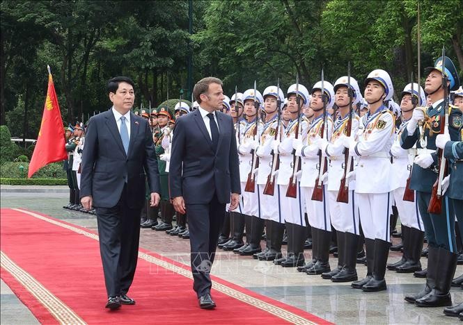 Chủ tịch nước Lương Cường và Tổng thống Pháp Emmanuel Macron duyệt Đội danh dự Quân đội nhân dân Việt Nam. Ảnh: Lâm Khánh/TTXVN